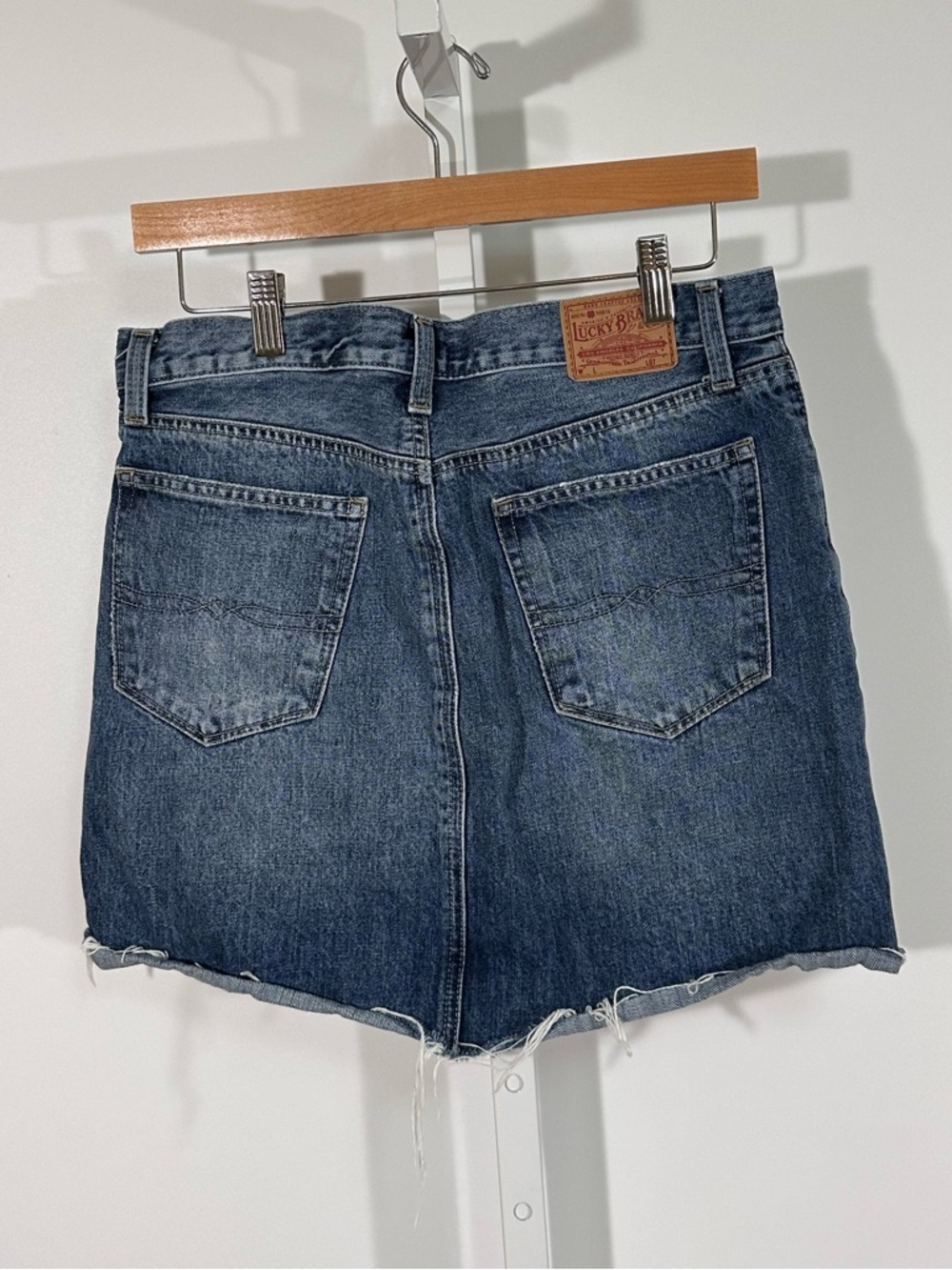 Lucky Brand Denim Mini Skirt Vintage Wash Raw Hem Size 6 (30x16)